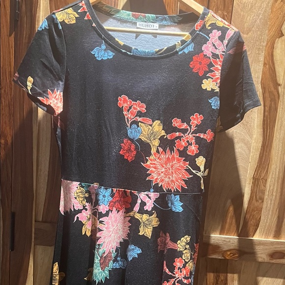 HUHOT Size M Black Floral Flare Dress - Picture 2 of 10